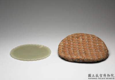 图片[2]-Jade plate with floral rim. India-China Archive